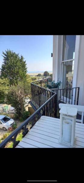 Wight On The Beach, Slps4, Stylish Apartment, Balcony with Sea Views